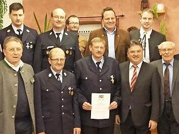 Zwei langjährige Aktive wurden bei der Freiwilligen Feuerwehr Oberdornlach für ihren Einsatz ausgezeichnet. Hinten, von links: Vorsitzender Heinz Schmidt, Kreisbrandinspektor Thomas Limmer, Kreisbrandmeister Jürgen Hochgesang, Ortssprecher Jürgen Kolinsky, sowie die Stadträte Ingo Lehmann und Torsten Grampp; vorne, von links: Daniela Batzer von der Stadtverwaltung, Oberbürgermeister Henry Schramm, Karl Grampp und Wolfgang Zapf, die das goldene Ehrenzeichen erhielten, Landrat Klaus Peter Sölln...