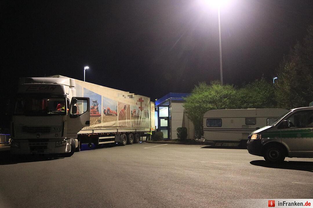 A3 bei Schlüsselfeld:  Polizei entdeckt sieben Flüchtlinge in Sattelauflieger