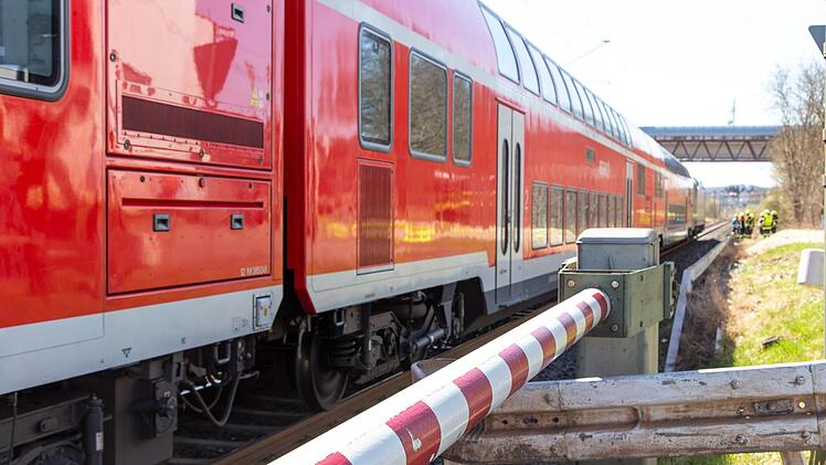 Nach einem Zusammenstoß eines Motorradfahrers mit einem Zug an einem Bahnübergang im Kreis Coburg kommt es zu Verkehrsbehinderungen. Foto: NEWS5 / Ittig