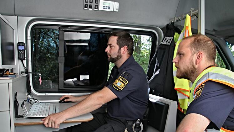Thomas Denner und Ulf Kalb (von links) beim Auswerten von Sticks der Fahrer- und Fahrzeugkarten.Helmut  Will