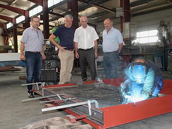 Bei der Vorführung der Schweißtechnik (von links) Udo Fenn, MdL Steffen Vogel, Landrat Wilhelm Schneider und Bernhard FennGünther Geiling