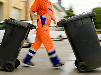 Der Landkreis passt die Müllgebühren an gestiegene Kosten an. Symbolfoto: Frank Rumpenhorst, dpa