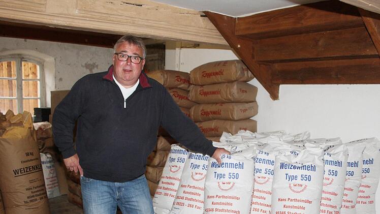 Dirk Partheim&uuml;ller mahlt in der alten Kunstm&uuml;hle bis heute Mehl aus heimischem Getreide. Foto: Sonny Adam