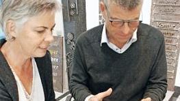 Elisabeth Pötzl und Siegfried Speer vor den Entwürfen.