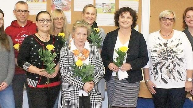 Mitarbeiterehrung bei Regens-Wagner: Das Bild zeigt von links nach rechts den stellvertretenden Leiter Christian Behner, die stellvertretende Gruppenleiterin Lisa Schneider, Stefan Westh&auml;user (geehrt f&uuml;r 25 Jahre), Dunja Herzog (25 Jahre) Carola Oeser (25 Jahre), Angelika Fischer (40 Jahre), Sandra Walther (25 Jahre), Gesamtleiterin Sabine Schubert (25 Jahre), Mitarbeitervertreterin Ulrike Koch und die Bereichsleiterinnen Caroline Fischer und Rebecca M&auml;tzke-Zapf. Foto: Roland Dietz