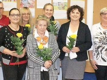 Mitarbeiterehrung bei Regens-Wagner: Das Bild zeigt von links nach rechts den stellvertretenden Leiter Christian Behner, die stellvertretende Gruppenleiterin Lisa Schneider, Stefan Westhäuser (geehrt für 25 Jahre), Dunja Herzog (25 Jahre) Carola Oeser (25 Jahre), Angelika Fischer (40 Jahre), Sandra Walther (25 Jahre), Gesamtleiterin Sabine Schubert (25 Jahre), Mitarbeitervertreterin Ulrike Koch und die Bereichsleiterinnen Caroline Fischer und Rebecca Mätzke-Zapf. Foto: Roland Dietz