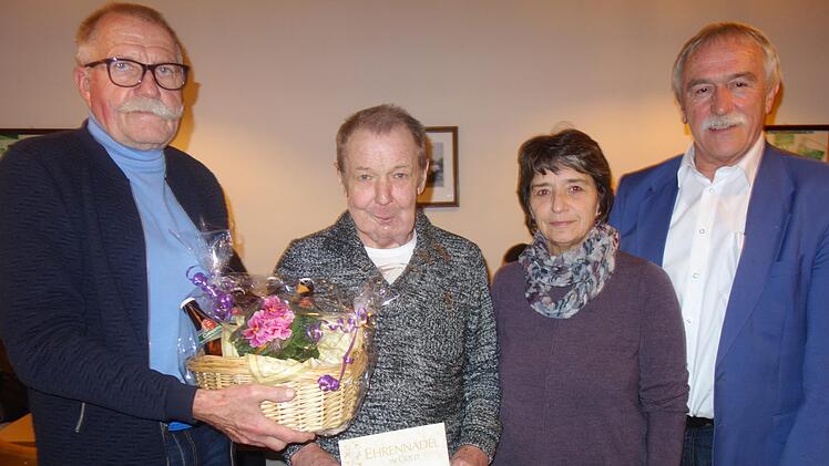 Ehrungen für langjährige treue Mitglieder bei der OGV-Hauptversammlung in Altenhof (von links): Günther Klüglein, Gerold Kräußlich, Gabriele Ruppert und Werner Hanke.  Foto: Doris Weidner