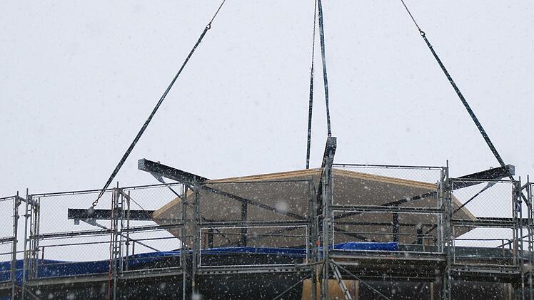 Präzisionsarbeit für die Dachspinne des Globe-Neubaus: so schwebt die tonnenschwere Konstruktion ins Innere - vom Abheben bis zum Andocken getragen von einem riesigen Autokran.Foto: Jochen Berger