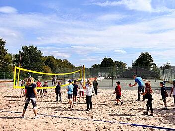 Für die Kinder gab es kein Halten mehr, als sie die Volleyballfelder auf dem TSV Stockheim-Gelände entdeckten.