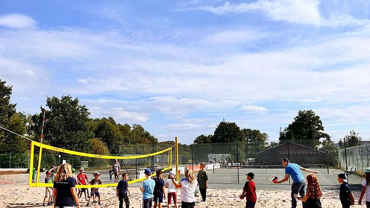 Für die Kinder gab es kein Halten mehr, als sie die Volleyballfelder auf dem TSV Stockheim-Gelände entdeckten.