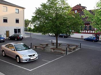 Ein neues Outfit würde dem asphaltierten Platz in der Ortsmitte von Münsterschwarzach durchaus gut tun. Die Weichen für eine Dorferneuerung wurden jetzt gestellt.  Foto: Peter Pfannes