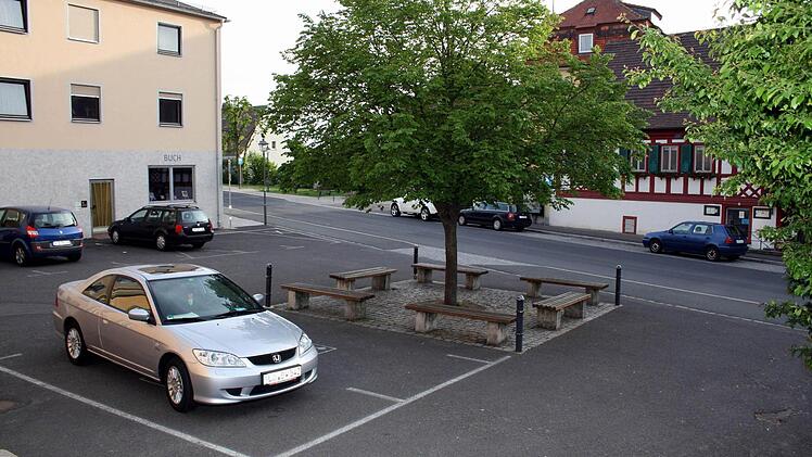 Ein neues Outfit würde dem asphaltierten Platz in der Ortsmitte von Münsterschwarzach durchaus gut tun. Die Weichen für eine Dorferneuerung wurden jetzt gestellt.  Foto: Peter Pfannes