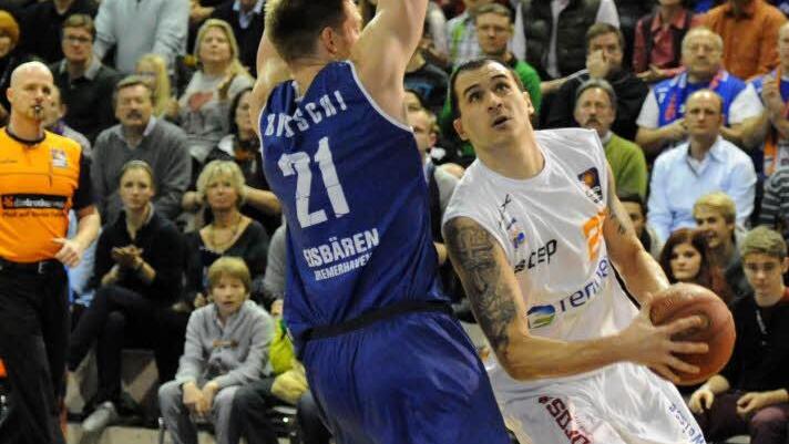 Jason Cain (rechts) probiert's gegen Jacob Burtschi.