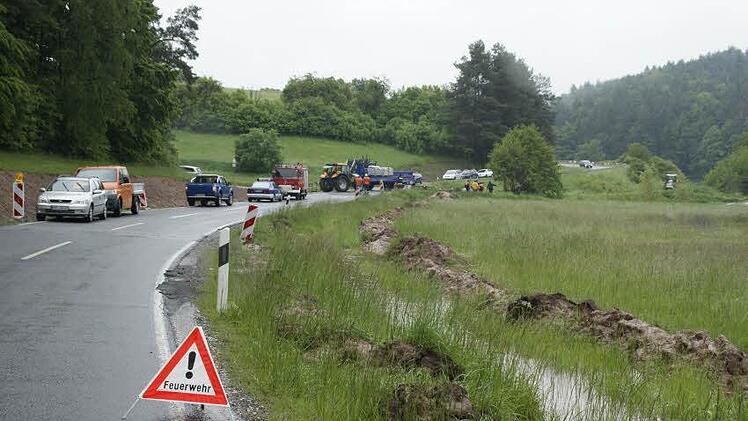 Im Gebiet der Tretzendorfer Weiher herrschte Hochbetrieb: Viele Helfer waren vor Ort, um die Wassermassen im Zaum zu halten.