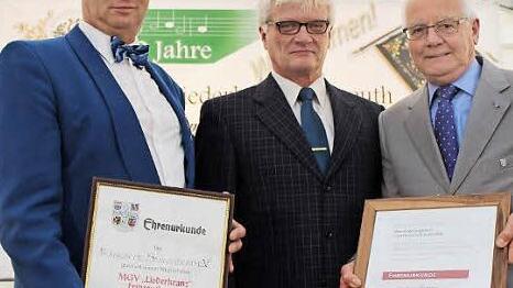 Peter Jacobi ehrt Malte Lippmann und Gerhard Horz (v.r.).