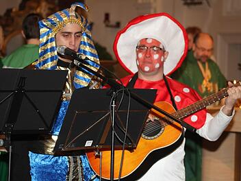 Als Fliegenpilze, Pharaos und Scheichs verkleidet spielten die Mitglieder der Jugendband flotte geistliche Musik. Foto: Sonja Adam