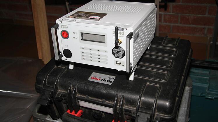 Hochkomplizierte Messgeräte betimmen die Konzentration es Gases in der Kirche.