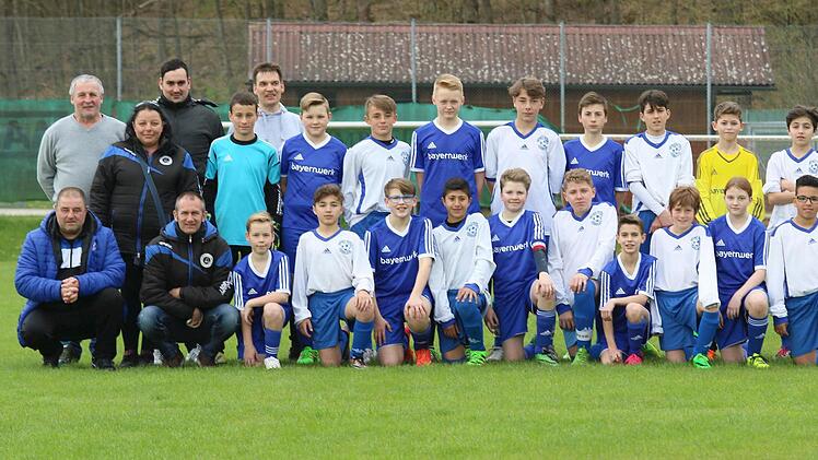 Die Freundschaft wurde beim Besuch der jungen Franzosen im Landkreis Haßberge wieder groß geschrieben. - nicht nur beim Fußballspiel. Auf dem Bild, jeweils von links, stehend: Hauptorganisator Gert Koch, Noredin Attaea und Matthias Kuhn. Mitte: Nadine Elouard, Rudy Solleilhac, Simon Hofmann, Valentin Bernard, Hannes Rödel, Mickael Roubaud, Felix Schorr, Enzo Mathon, Jan Ehehalt, Jlies Daoudi. Vorne: Carniel Jean- Luis, Pascal Mourey (verantwortlicher Frankreich), Nils Methe Baptist Reves, Kuh...
