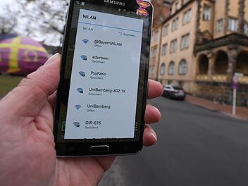 Die Universität Bamberg wird wie hier am Markusplatz mit dem sogenannten BayernWLAN versorgt: Das bedeutet, dass auch im Umfeld der Gebäude der Uni in der Stadt freies WLAN empfangbar ist. Ein Fortschritt?  Foto: Ronald Rinklef