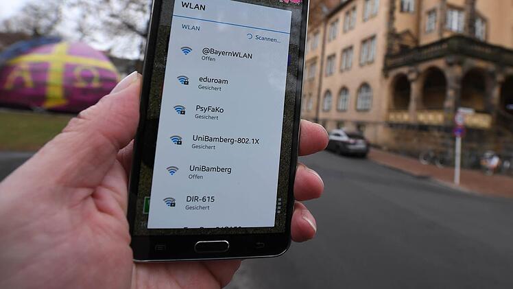 Die Universität Bamberg wird wie hier am Markusplatz mit dem sogenannten BayernWLAN versorgt: Das bedeutet, dass auch im Umfeld der Gebäude der Uni in der Stadt freies WLAN empfangbar ist. Ein Fortschritt?  Foto: Ronald Rinklef
