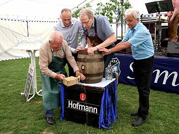 In Niederndorf ist die traditionelle Sommerkerwa eröffnet worden - mit Freibier und Blasmusik. Foto: Richard Sänger