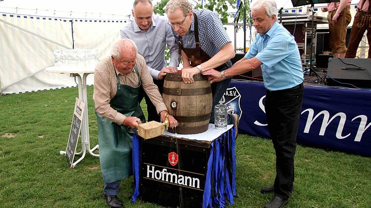 In Niederndorf ist die traditionelle Sommerkerwa eröffnet worden - mit Freibier und Blasmusik. Foto: Richard Sänger