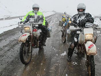 Unvergessene Momente: Im Juni 2013 überquerten Henning Willig (links) und Wolfgang Fläschner den 4250 Meter hohen Kyzyl-Art-Pass im Pamir-Gebirge in Zentralasien. Foto: Martin Scheerer