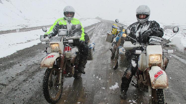 Unvergessene Momente: Im Juni 2013 überquerten Henning Willig (links) und Wolfgang Fläschner den 4250 Meter hohen Kyzyl-Art-Pass im Pamir-Gebirge in Zentralasien. Foto: Martin Scheerer