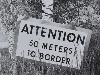 Schilder der US-Army warnten vor der Nähe zur Grenze - im Osten kamen die Menschen den Sperranlagen normalerweise nicht so nah.CT-Archiv