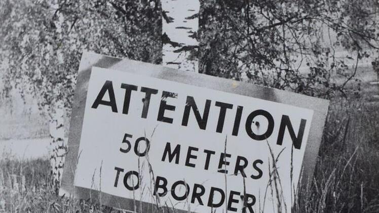 Schilder der US-Army warnten vor der Nähe zur Grenze - im Osten kamen die Menschen den Sperranlagen normalerweise nicht so nah.CT-Archiv