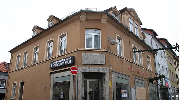 Die ehemalige Druckerei Nikolaus wird abgerissen. Dafür entsteht ein Haus mit neun Wohnungen sowie Büroräumen. Foto: Ulrike Müller