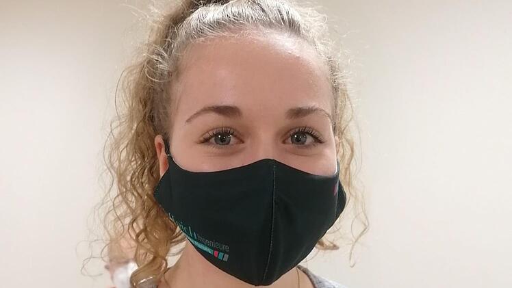 Lea Schaab absolvierte ihre Ausbildung zur Technischen Planerin für Versorgungs-und Ausrüstungstechnik mit der Traumnote 1,0. Als Anerkennung überreichte ihr  Riedenbergs Bürgermeister Roland Römmelt   ein Präsent der Gemeinde. Foto: Evelyn Schneider