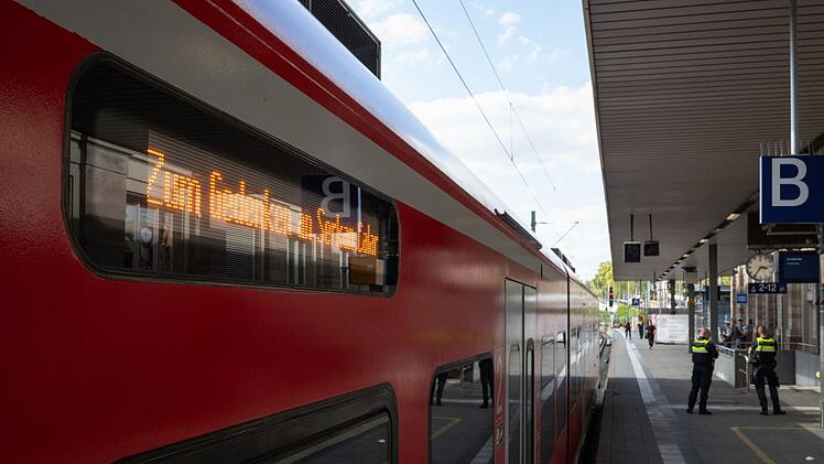 Enth&uuml;llung einer Gedenktafel f&uuml;r einen gestorbenen Zugbegleiter