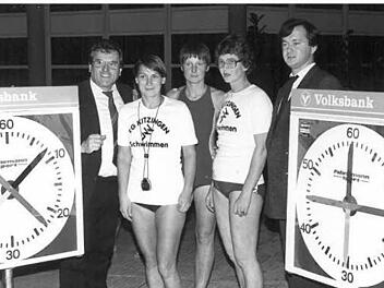 Andere Zeiten: Eugen Herbach, Barbara Wachter, Dietlind Weise, Liddy Martin und ein Mitarbeiter der VR Bank im Jahr 1981. Liddy Martin hat sich damals schon für den Sport engagiert.