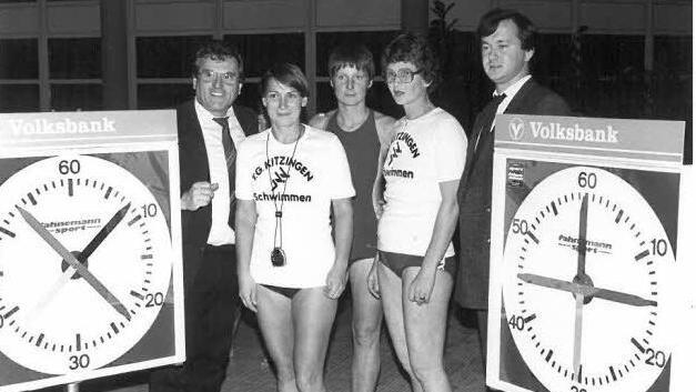 Andere Zeiten: Eugen Herbach, Barbara Wachter, Dietlind Weise, Liddy Martin und ein Mitarbeiter der VR Bank im Jahr 1981. Liddy Martin hat sich damals schon für den Sport engagiert.