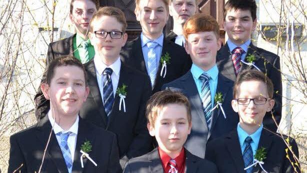 Im evangelischen Detter feierte Pfarrer Thomas Braun mit den Konfirmanden. Foto: Reinhold Nickolai