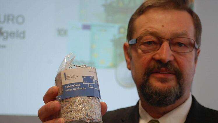 Aus den alten Scheinen wird Altpapier: Dieses Päckchen mit geschredderten Banknoten in der Hand von Otto Engel ist rund 4000 Euro wert.