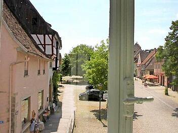 Vom Obergeschoss des Heimatspielhauses blickt man über den gesamten Münnerstädter Anger. Fotos: Heike Beudert