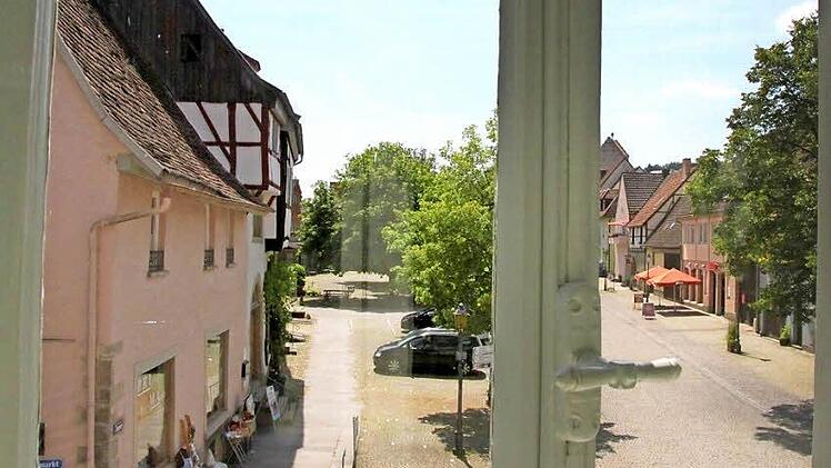 Vom Obergeschoss des Heimatspielhauses blickt man über den gesamten Münnerstädter Anger. Fotos: Heike Beudert