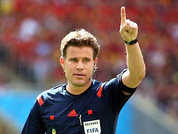 Nach zwei Spielen bei der WM in Brasilien musste Schiedsrichter Felix Brych nach Hause. Ein nicht gegebener Elfmeter und das gute Abschneiden der deutschen Elf wurden dem Münchner zum Verhängnis. Foto: dpa