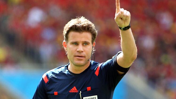 Nach zwei Spielen bei der WM in Brasilien musste Schiedsrichter Felix Brych nach Hause. Ein nicht gegebener Elfmeter und das gute Abschneiden der deutschen Elf wurden dem Münchner zum Verhängnis. Foto: dpa