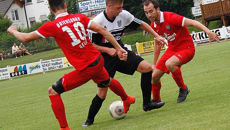 Frank Ortloff gab beim 1. FC Sand sein Saisondebüt und versucht hier gemeinsam mit Andreas Geck, den Sander Dominik Rippstein zu stoppen.