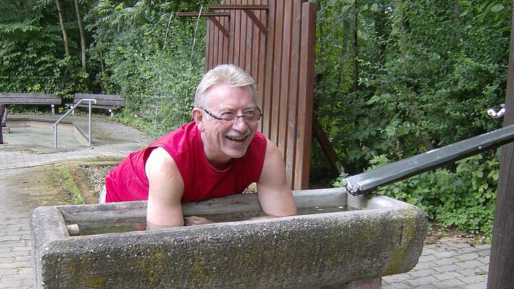 Ralf Greiner-Jacob gönnt sich ein Armbad.