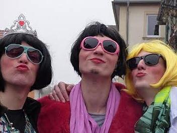 In Geisfeld gibt es die schönsten Mädchen - zeigen diese Jungs. Foto: Nicole Düsel