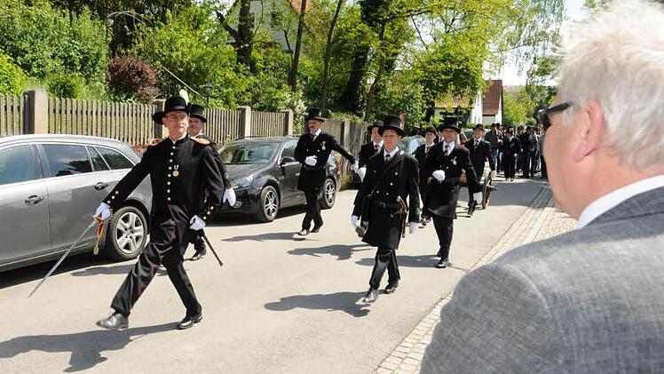 Auf dem Weg zum Marktplatz erwies die Bürgerwehr (im Bild das Kommando mit Hauptmann Manfred Barfuß an der Spitze) mit einem Vorbeimarsch im Stechschritt Bürgermeister Claus Bittenbrünn und Frau Gerlinde die Ehre.