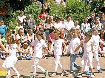 Beim Schulfest hatten die Kinder auch einen Auftritt ganz in Weiß, den viele Eltern und Großeltern aufmerksam verfolgten.  Fotos: Klaus Oelzner