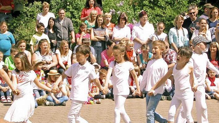 Beim Schulfest hatten die Kinder auch einen Auftritt ganz in Weiß, den viele Eltern und Großeltern aufmerksam verfolgten.  Fotos: Klaus Oelzner