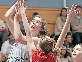 Nina K&uuml;hhorn (l.) war neben Ronja Richter die erfolgreichste Punktesammlerin der DJK Don Bosco Bamberg in der Rattelsdorfer Abtenberghalle. Foto: sportpress