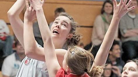 Nina K&uuml;hhorn (l.) war neben Ronja Richter die erfolgreichste Punktesammlerin der DJK Don Bosco Bamberg in der Rattelsdorfer Abtenberghalle. Foto: sportpress