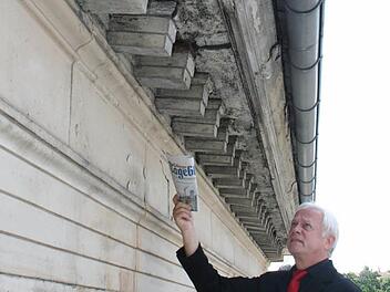 Der damalige Verwaltungsdirektor Wolfgang Vatke weist auf die starke Durchfeuchtung der Gesimse hin. Das Bild erschien am 12. Juli 2008 im Tageblatt. Eine Bestandserfassung für die unabwendbare Generalsanierung erfolgte bereits 2004.  Foto: Archiv/Jochen Berger